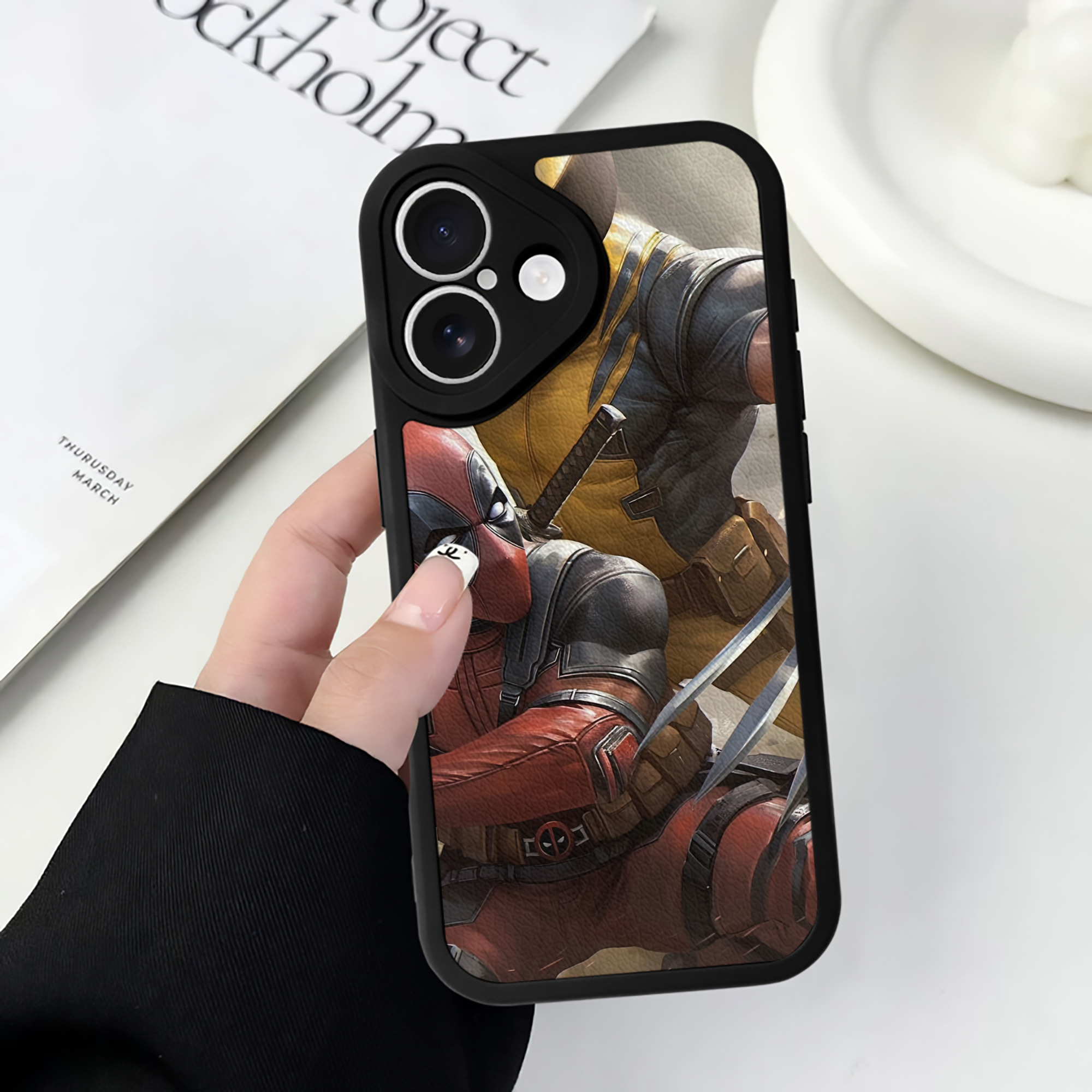 （画像用） Deadpool デッドプール 【iPhone 16シリーズ対応】シリコンスマホケース（レザー調） 材質：シリコン